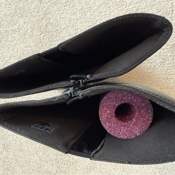 Clarks Women's Black Zip Up Dream Faux Leather Riding Boots Size 8 1/2M EUC - Picture 10 of 13